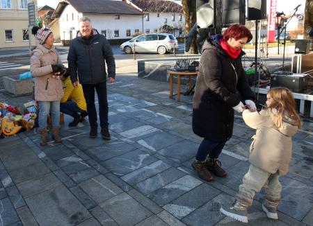 TRIJE DOBRI MOŽJE, ROMANA KRAJNČAN IN JELENI PRIREDITEV PRED KULTURNIM DOMOM 12 FOTO LJUBO VUKELIČ